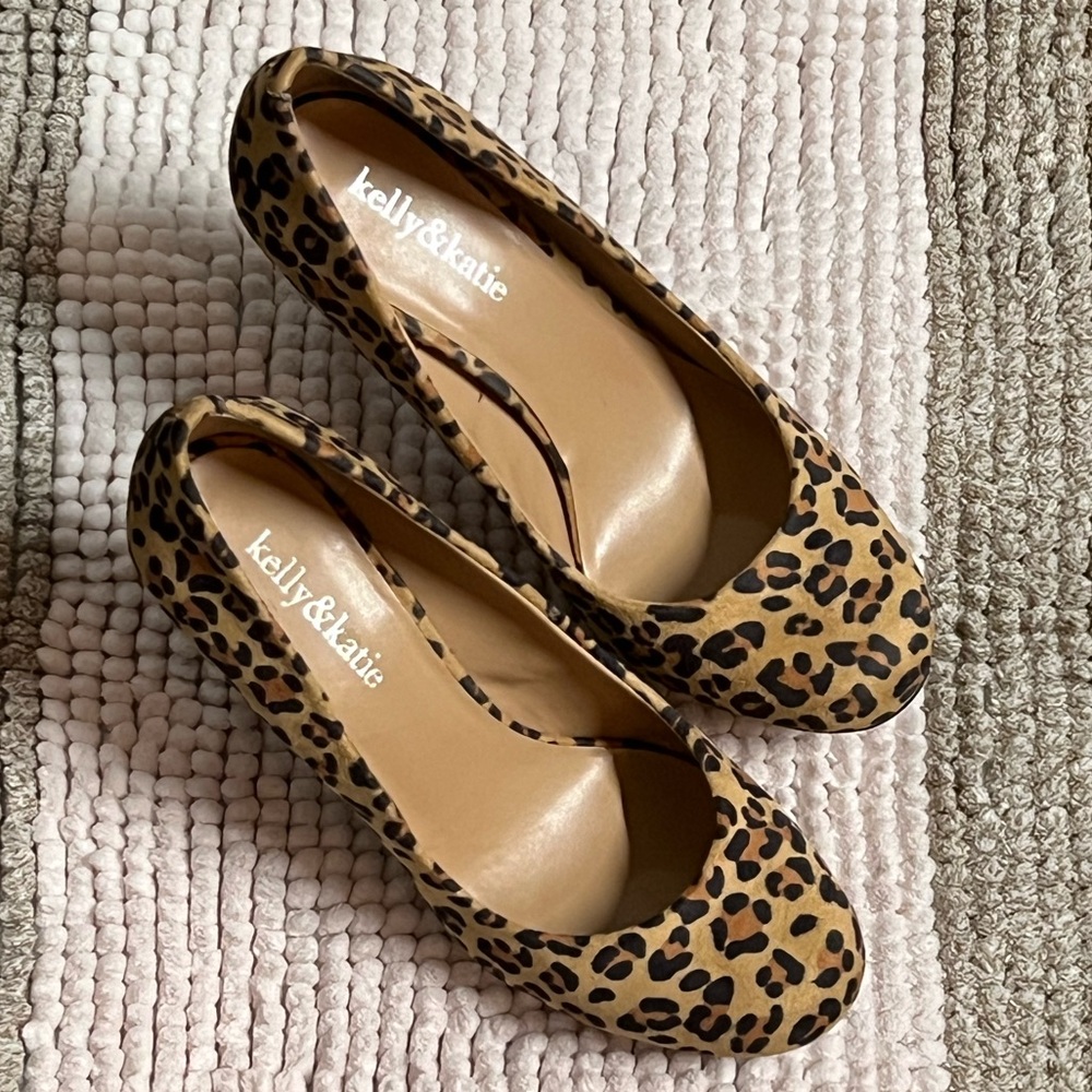 Kelly & Katie heeled pump. Leopard print